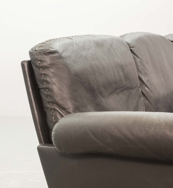 Image 1 of Exquisite De Sede Schwarzes Lederband genäht Dreisitzer Sofa DS31. Schweiz, 1960er Jahre.