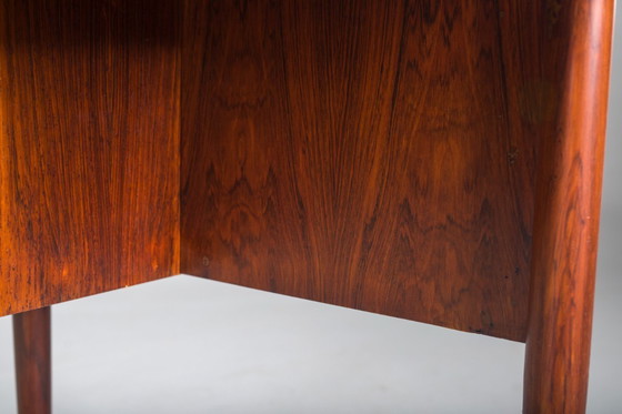 Image 1 of  Skandinavischer moderner asymmetrischer Palisander-Schreibtisch mit Barschrank, zugeschrieben H. Brockmann Petersen für Poul M.