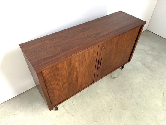 Credenza Mid-Century con ante a serrandina, anni '60 – Credenze con vetrina, Metallo, Legno (photo 5 of 10)