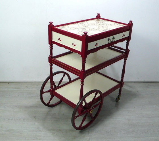 Vintage serveerwagen met 3 etages en lade, crèmekleurig en robijnrood, antieke stijl – Wood, Ceramic (photo 6 of 8)