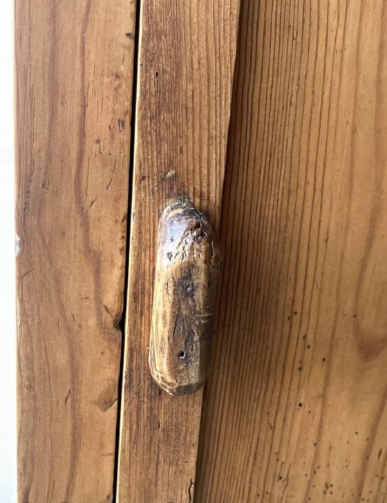 Image 1 of Mesita de noche rústica antigua de madera maciza: una pieza auténtica y cálida.