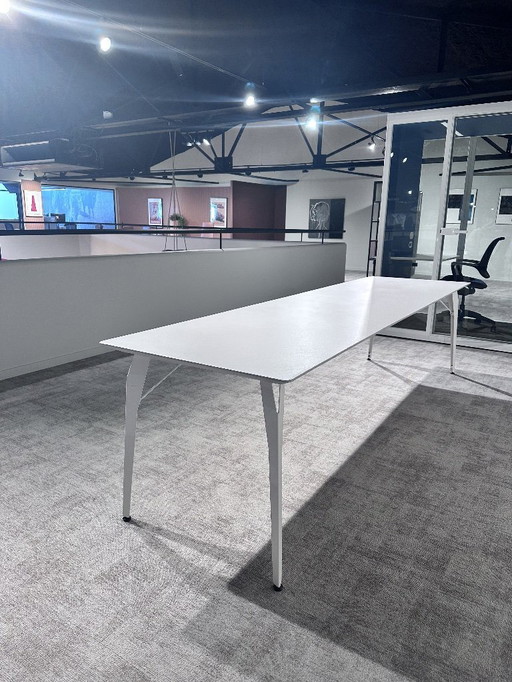 Gecementeerde TOOON. tafel