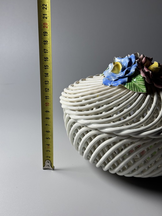 Image 1 of Grande cestino vintage in maiolica italiana con coperchio floreale