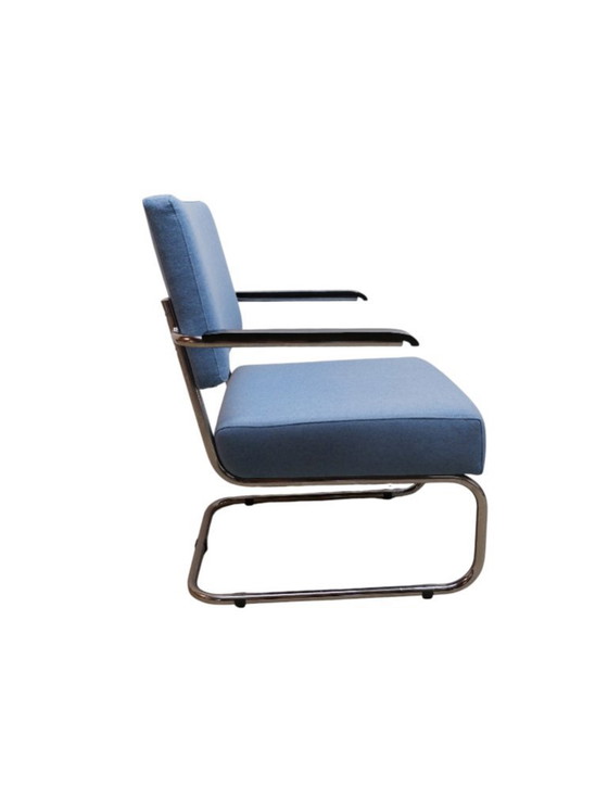 Image 1 of Poltrona con struttura tubolare e rivestimento in tessuto blu.