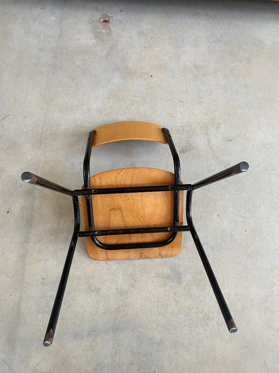 Image 1 of Vintage schoolstoelen met houten zitting en metalen frame