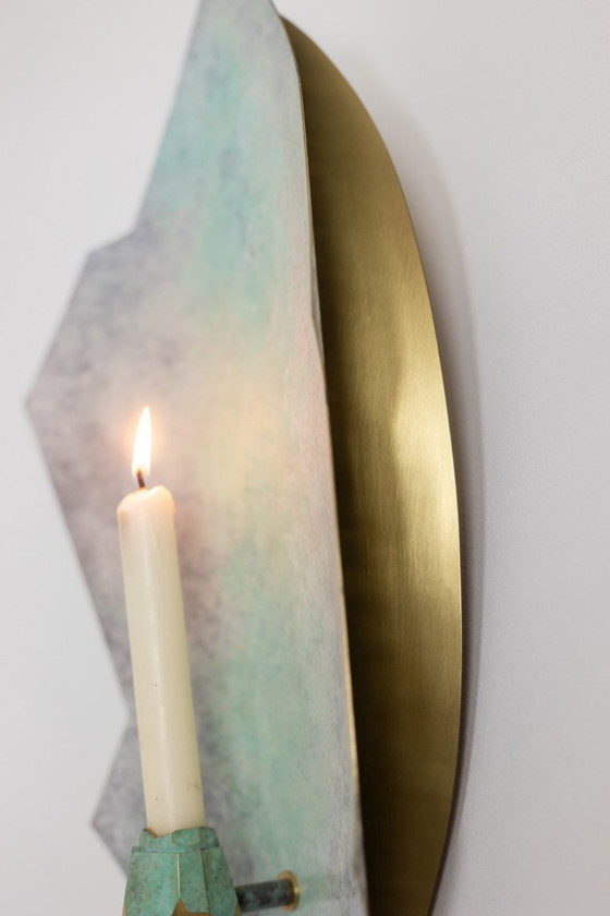 Image 1 of Coppia di candelabri da parete in ottone e bronzo. Opera contemporanea di un artista.