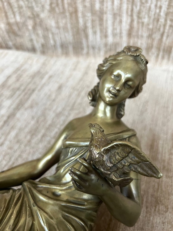 Bronzebildhauerei einer Frau mit einem Vogel, Marmor, Weiß (Foto 4 von 9)