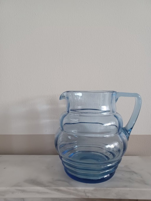 Vintage Art Deco stijl geribbelde blauwe glazen kan.