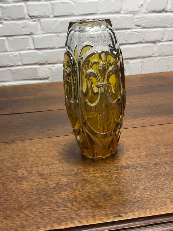 Image 1 of Vintage Handgeslepen Kristallen Vaas – Goudgeel/Amber – Fleur-de-lis
