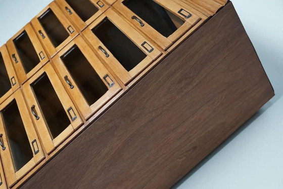 Image 1 of Vitrina inglesa de mercería con cajones con frente de cristal, circa 1930