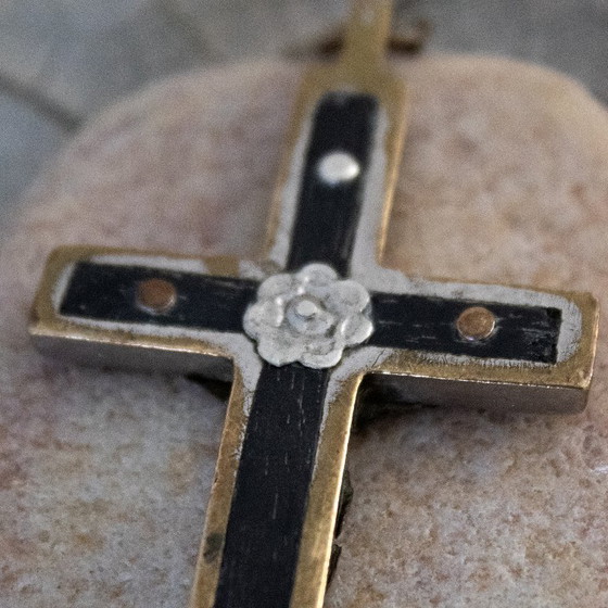 Image 1 of Pendentif croix pectorale française ancienne du XIXe siècle : ébène dans un cadre argenté