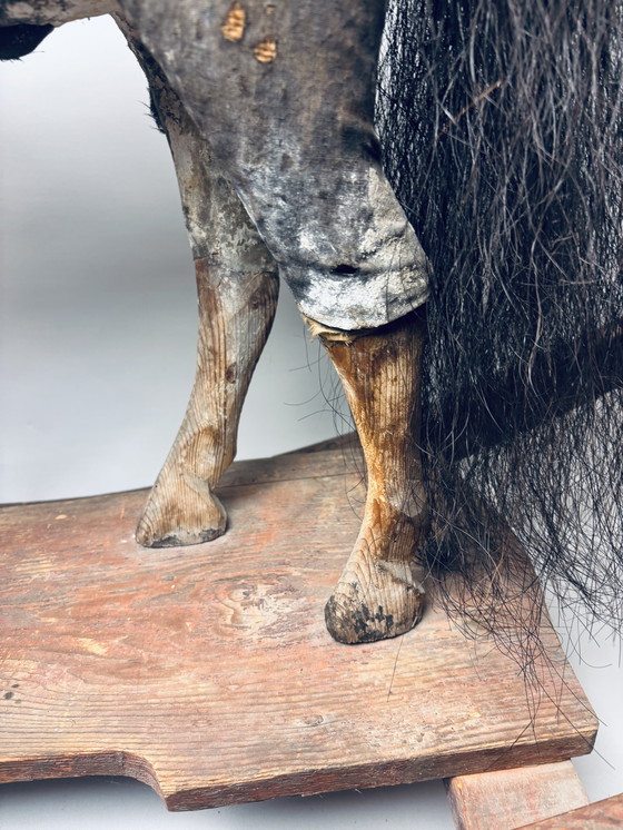 Image 1 of Antico cavallo da tiro in legno su slitta con rivestimento in tessuto e pelle – circa fine XIX/inizio XX secolo