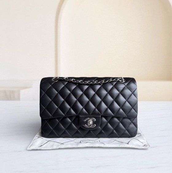 Image 1 of Sac Chanel Classic Flap moyen - 25 cm, en agneau matelassé noir, finitions argentées, série 12