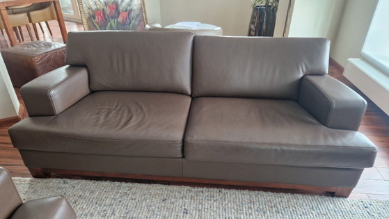 Zwei braune Ledersofas, Sitzecke, Holz (Foto 3 von 14)