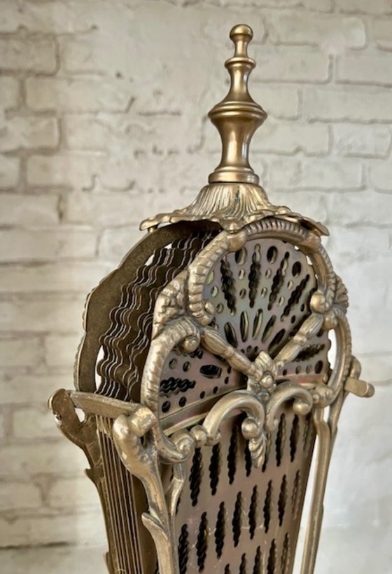 Image 1 of Parascintille in ottone vintage – stile Hollywood Regency, a forma di ventaglio e riccamente decorato