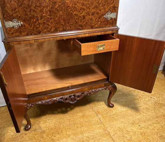 Image 1 of Mid-20th Century Burr Walnut Drinks Cabinet - Art Deco Eleganz trifft Queen Anne Charme