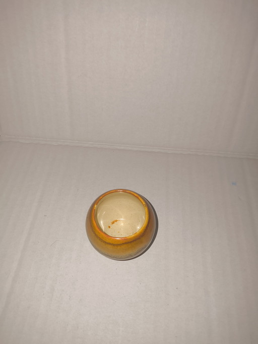 vaasje uit het midden van de 20e eeuw, klein keramisch