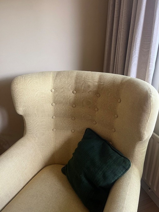 Made Kubrick fauteuil met gevleugelde rugleuning - okergeel