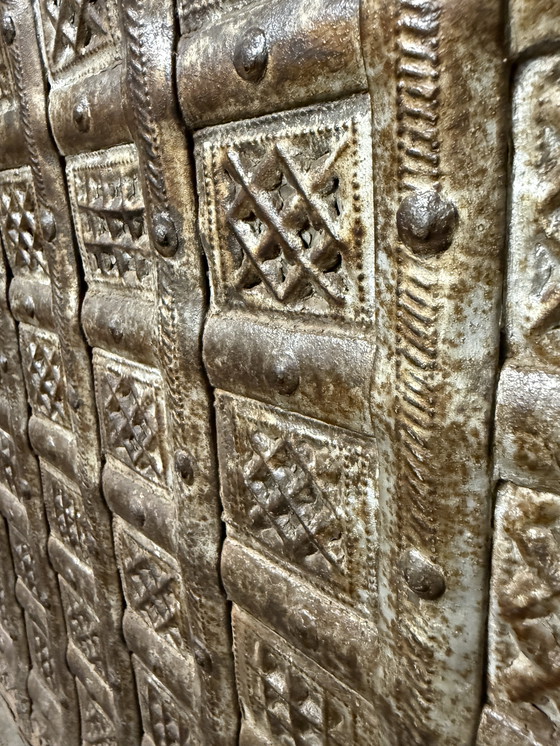 Image 1 of Houten Kist met Metalen Beslag - Uniek Stuk