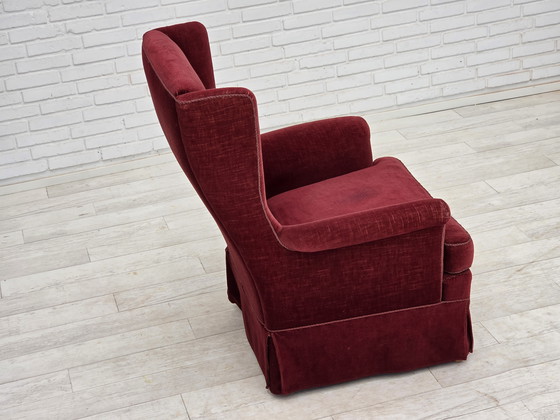 Image 1 of Chaise danoise à dossier haut des années 1970, velours rouge cerise, pieds en frêne