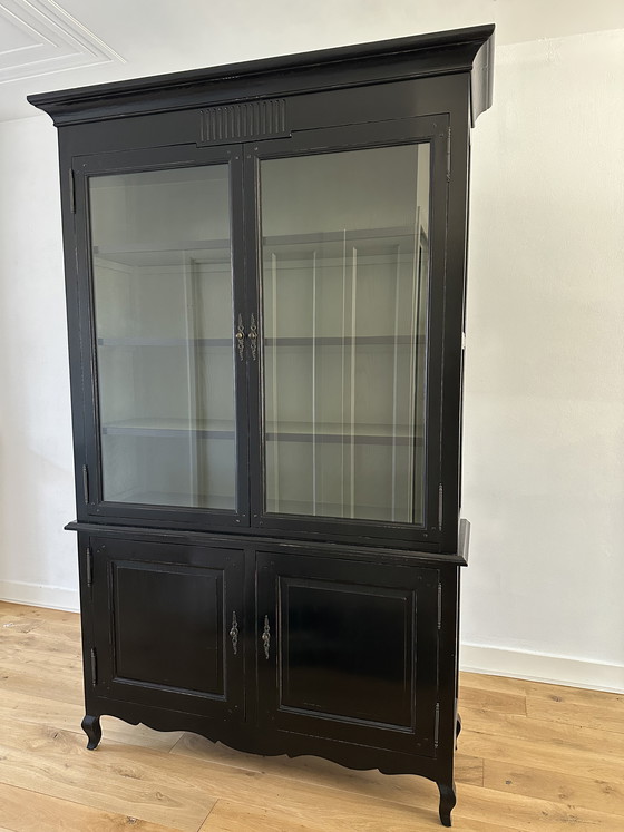 Image 1 of Zwarte vitrinekast met glazen deuren en opbergruimte 