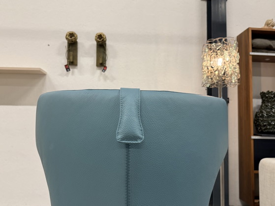 Image 1 of Poltrona Leolux Caruzzo plus con poggiapiedi in pelle blu