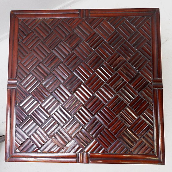 Image 1 of Coppia di tavolini laterali vintage in stile pagoda, con motivo a spina di pesce effetto bambù - Maitland & Clasco