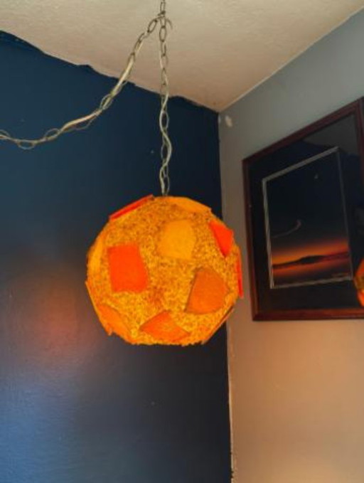 Vintage hanglamp uit de jaren 60 in Mid-Century Modern stijl met dikke Lucite snoepbol.