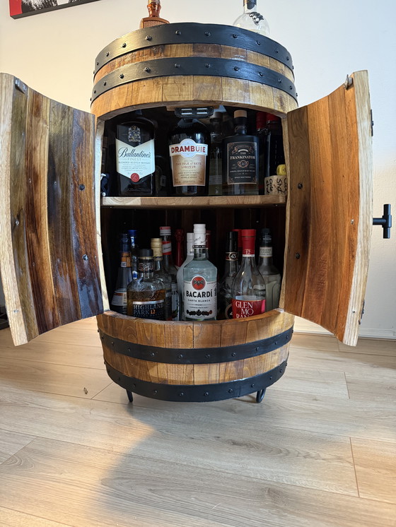 Image 1 of Exklusiver Whiskyfass-Getränkeschrank - Handgefertigt mit Altholz & Epoxy-Deckel
