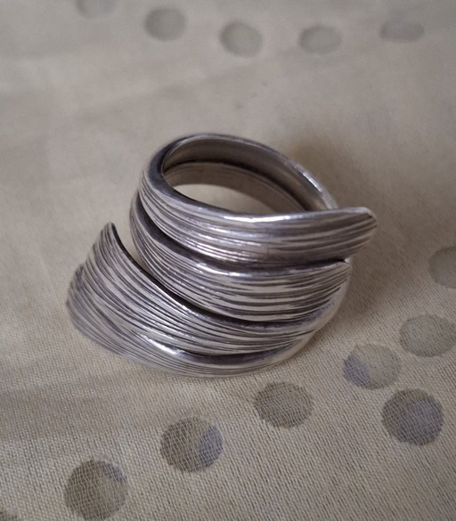 Grote, massief zilveren ring met dubbele band en vier secties, maat 62/64 (verstelbaar).