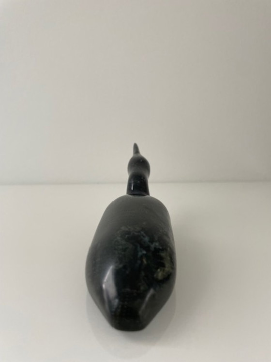 Image 1 of Statua Inuit di una strolaga in pietra serpentina