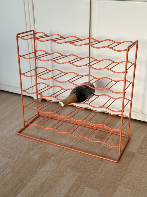 Casier à vin vintage Tomado orange | Années 1960 | Acier filigrané | 36 bouteilles | Design néerlandais emblématique