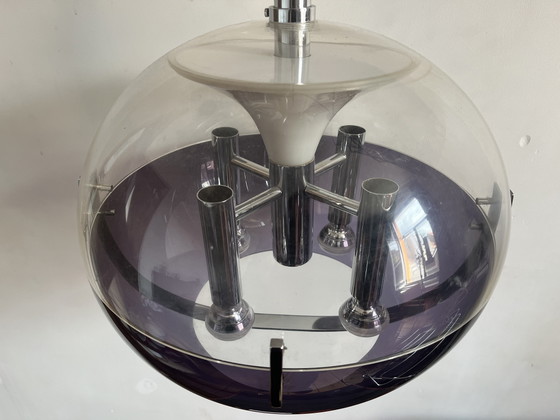 Image 1 of Hanglamp in ruimtetijdperkstijl — toegeschreven aan Stilux Milano, tweekleurige acrylbol en chroom, Italië ~1970