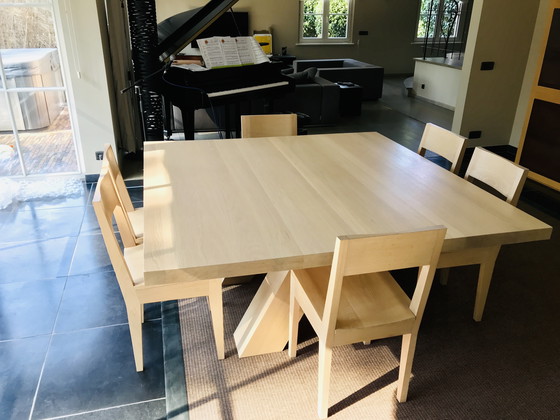 Image 1 of La table « Metro » de Birdmanfurniture et les six chaises « Amsterdam » sont conçues par Frans Van der Heijden.