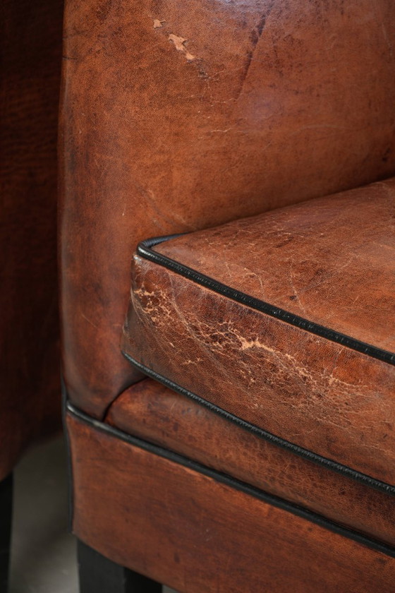 2 fauteuils en peau de mouton au design unique, avec passepoil noir et couleurs profondes. – Leather (photo 12 of 20)