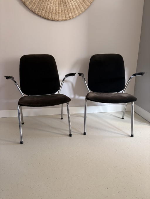 Juego de 2 sillones vintage cromados con tapicería de terciopelo negro.