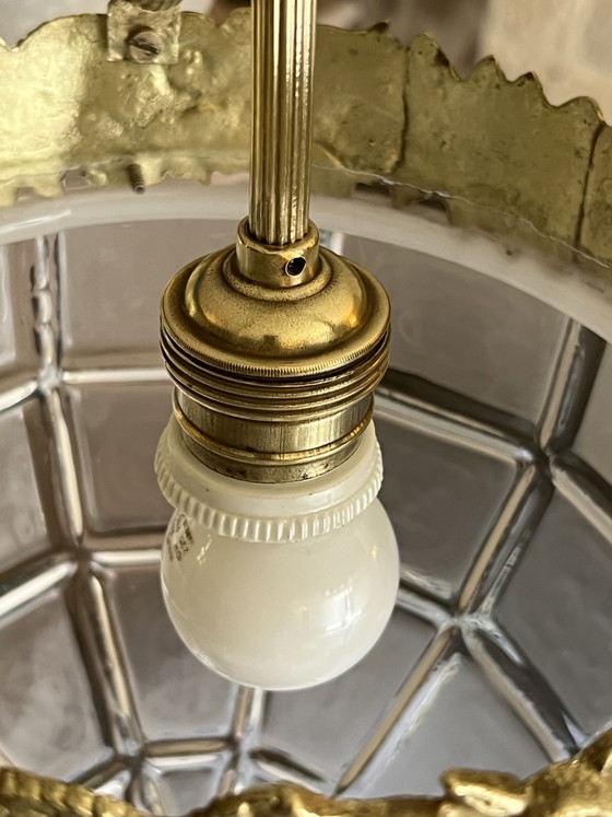 Image 1 of Lampadario Art Nouveau a quattro bracci in ottone e bronzo con globi in vetro satinato.