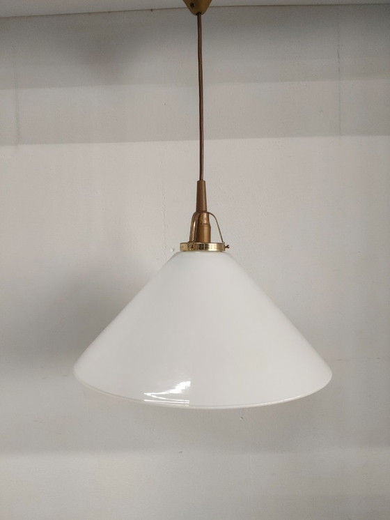 Image 1 of Suspension vintage massive originale (verre opale/laiton)