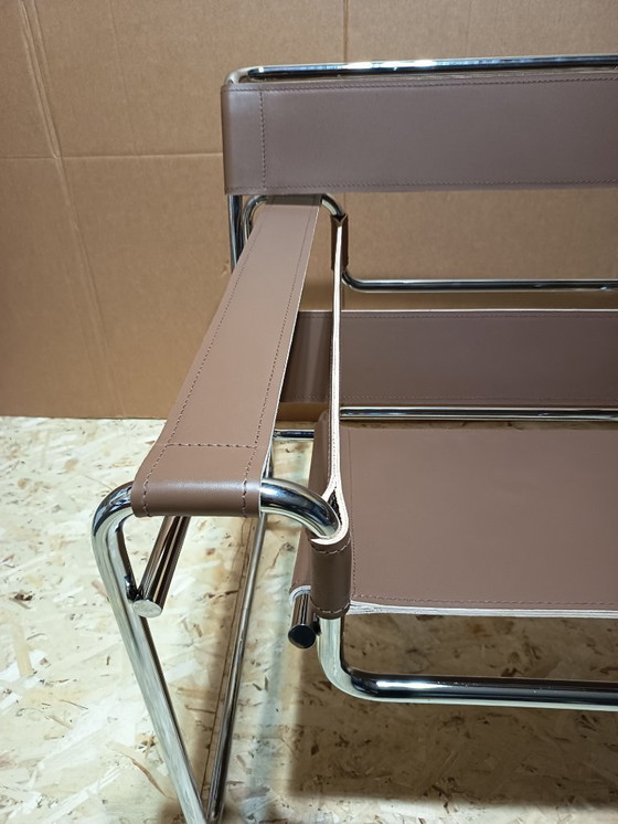 Image 1 of Poltrone Knoll Wassily B3 2 nuove/usate in pelle color noce di Marcel Breuer € 4.400