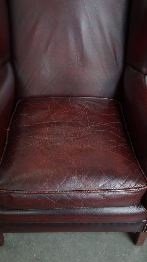 Image 1 of 2x Bordeauxrode rundleren oorfauteuils in Engelse stijl