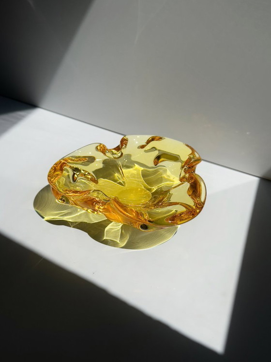 Image 1 of Cendrier bohème vintage en verre jaune à zircon cubique, style milieu du siècle