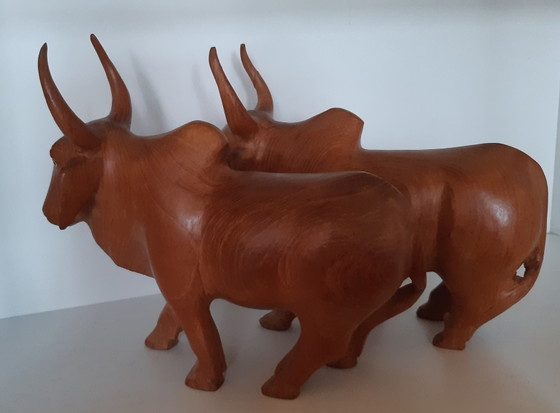 Image 1 of Koppel vintage houten stierenbeelden