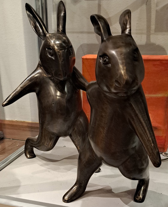 Image 1 of 2 lepri che camminano, bronzo
