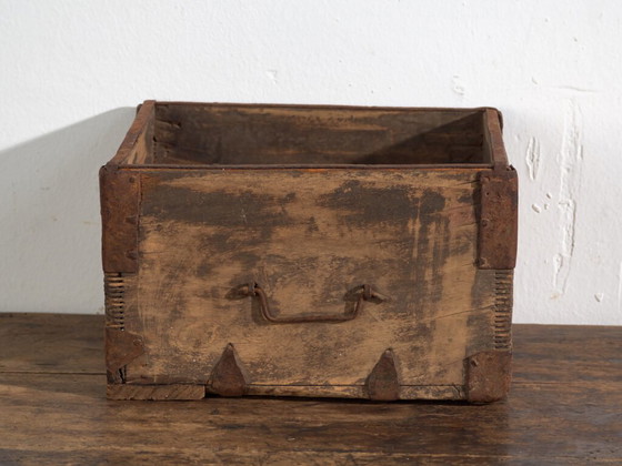 Antique Chinese wooden basket with iron straps – China, circa 1900 – Decorative Objects (photo 32 of 40)