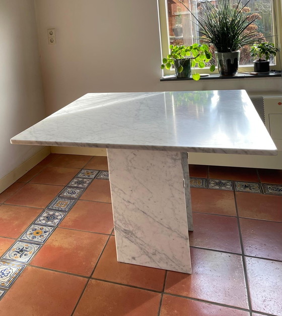 Image 1 of Hermosa mesa de mármol a buen precio debido a daños menores.