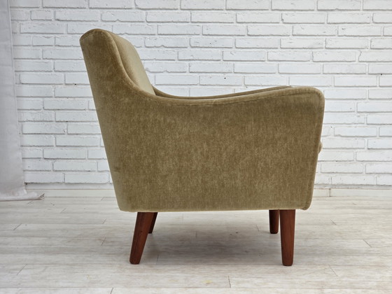 Image 1 of Fauteuil danois des années 1970, velours d'ameublement vert original, pieds en bois de teck