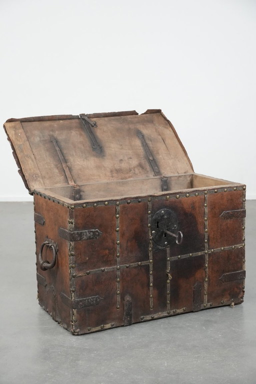 Cofre/caja fuerte antiguo forrado en cuero con llave original y una excelente pátina del siglo XVII.