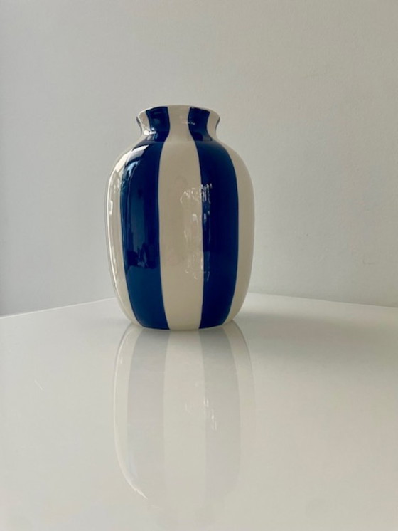 Image 1 of Keramieken vaas met handgeschilderde blauwe strepen