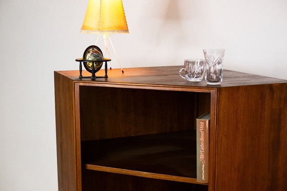 Image 1 of Hoekkast uit het midden van de vorige eeuw met haarspeldpoten