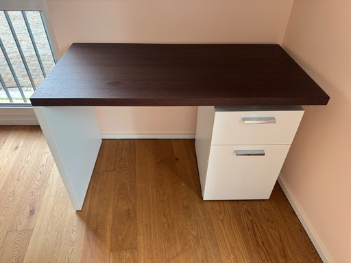 Escritorio, hecho a medida por un carpintero.